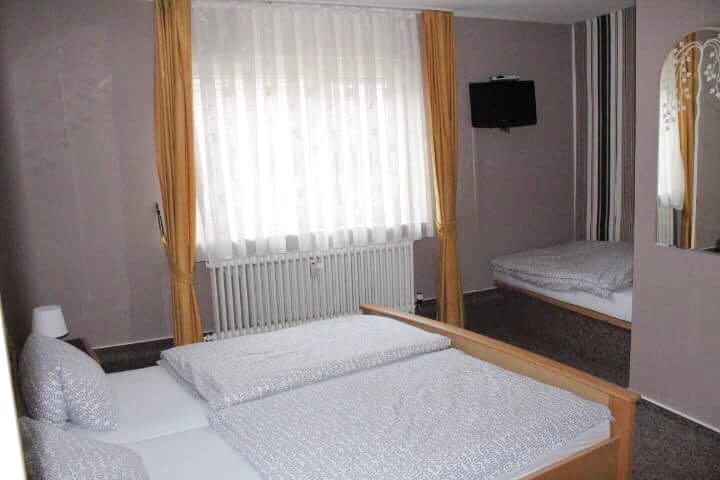 Hotel Zum Taunus Eppstein Exterior foto
